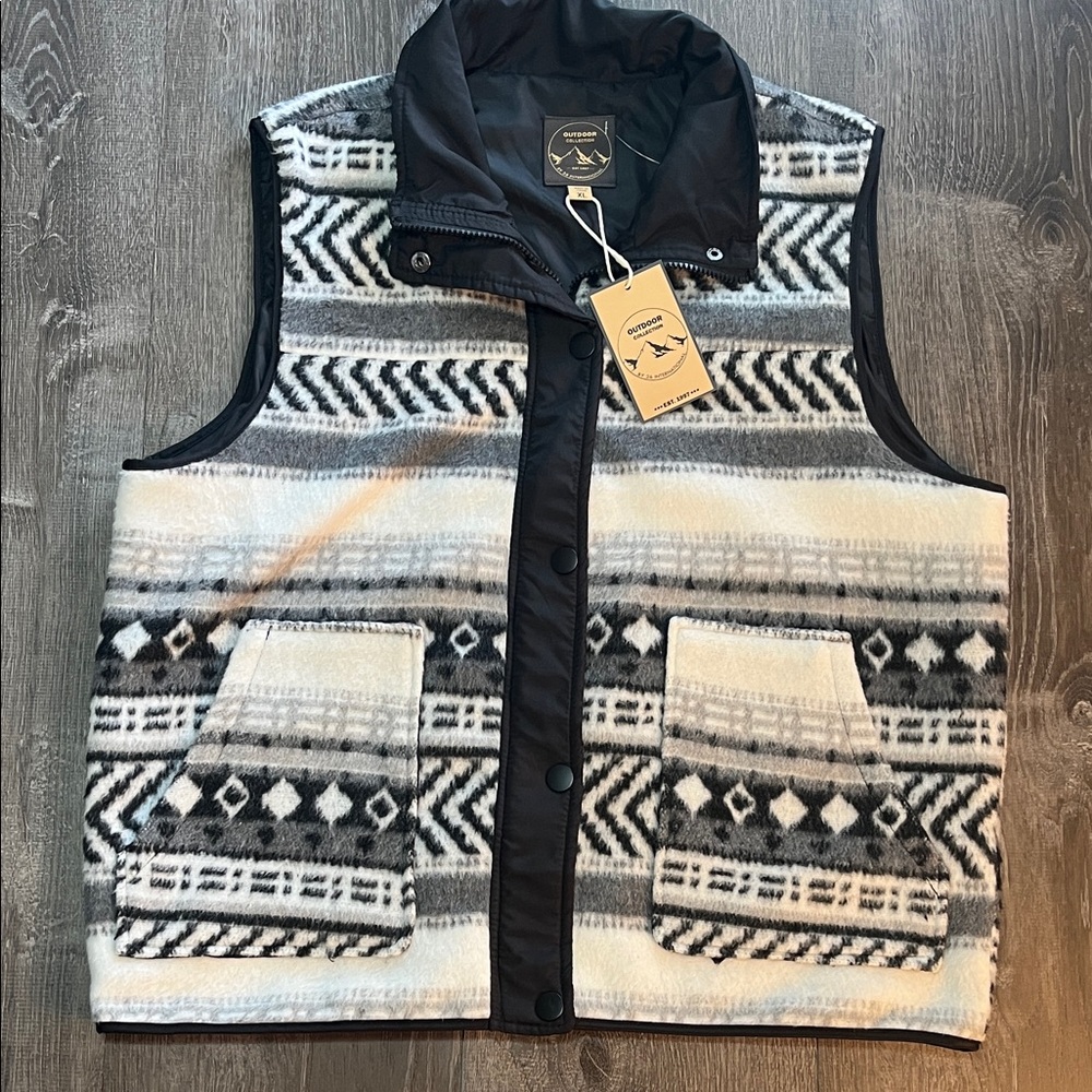 Outdoor Collection Patterned Black and White Vest